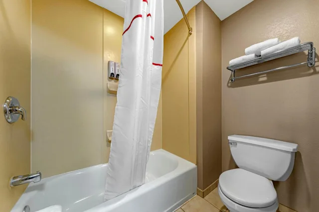 جناح بسرير كينج بجاكوزي، Red Roof Inn & Suites Philadelphia - Bellmawr 7/10