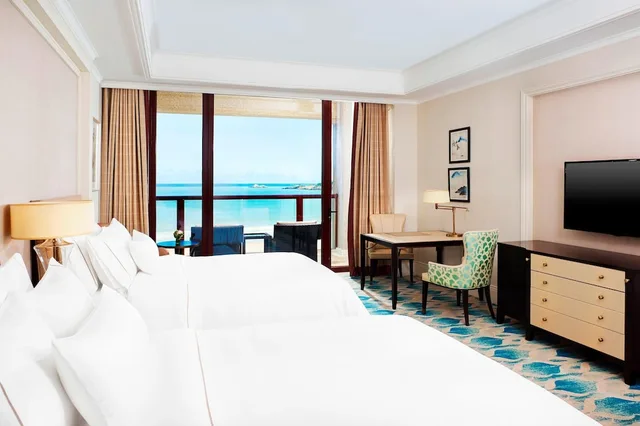 غرفة بسريرين منفصلين بإطلالة على البحر بشرفة، The Westin Zhujiajian Resort Zhoushan 2/4