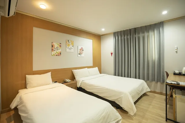 Deluxe, 1 Double and 1 Single Bed, JEJU STAY HOTEL OF JEJU CITY 9/10