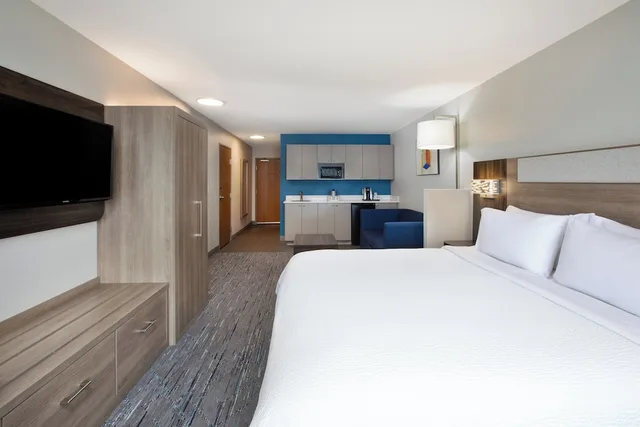 Suite, King Bed, Accessible, Holiday Inn Express Hotel And Suites Buffalo 1/7