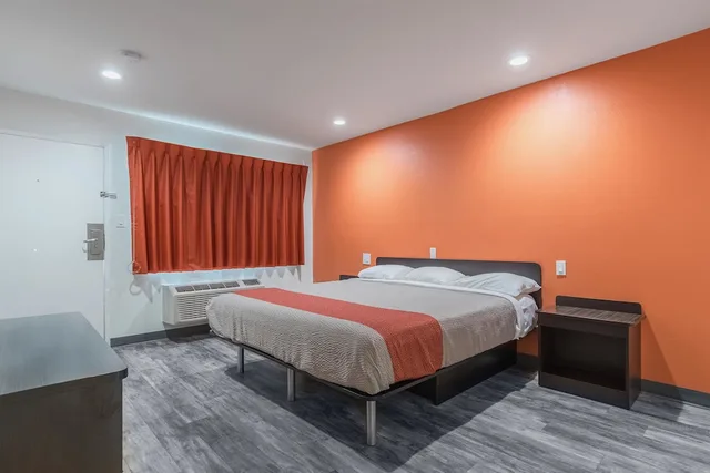 Standard, King Bed, Motel6 Barstow, CA - Route 66 3/10