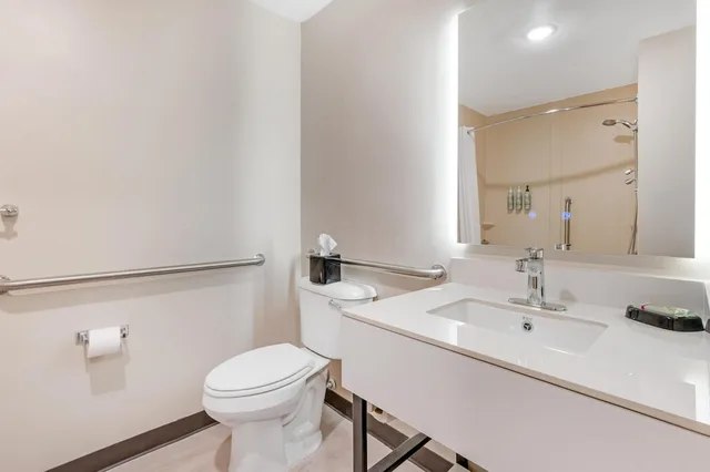 غرفة قياسية بسرير كينج مع أريكة لذوي الإعاقة، Best Western Forsyth - Decatur 4/6