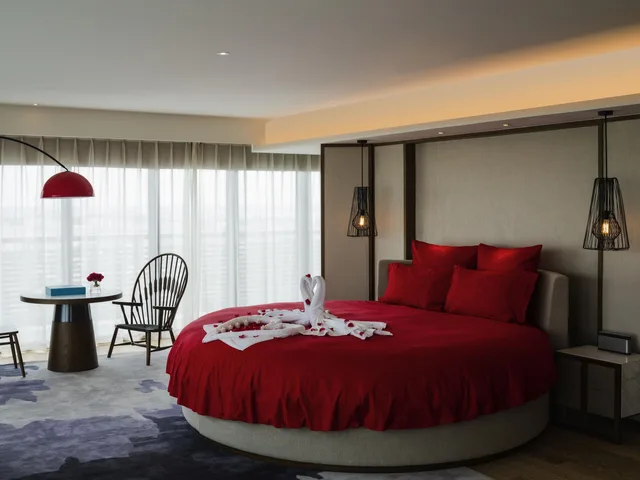 Deluxe, Suite, King Bed, Lake or Park View, Lounge Access، Pullman Zhouzhuang 2/6