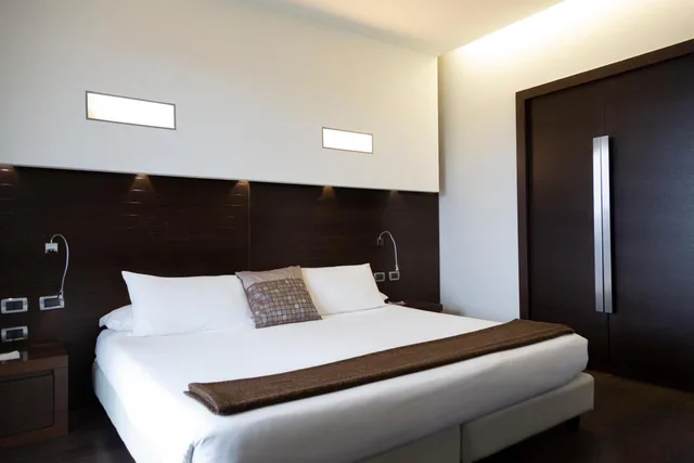 جناح جونيور، Hotel Selene 2/10