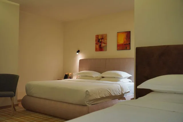 غرفة بسرير كينج وسرير فردي بإطلالة على الجبل بشرفة، Best Western Premier Batumi 3/16