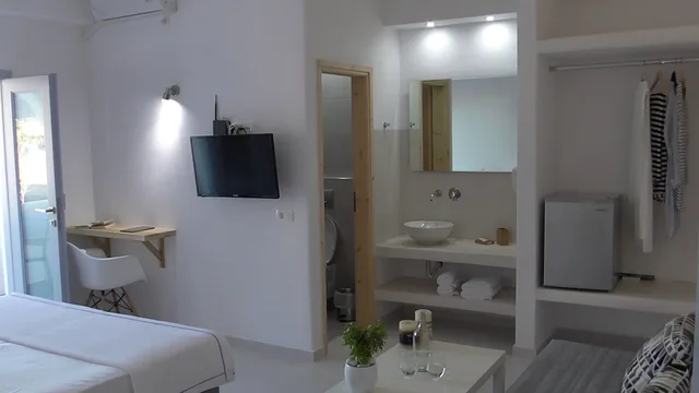 غرفة بسرير كوين بإطلالة على الحديقة مع أريكة، Daylight 1/1