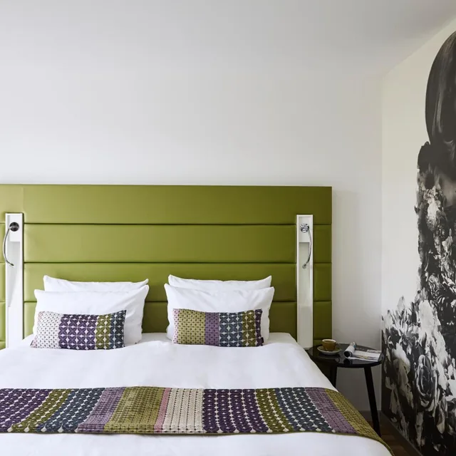 غرفة قياسية بسرير كينج وسرير كوين بإطلالة على الحديقة، Hotel Indigo Duesseldorf Victoriaplatz 5/10