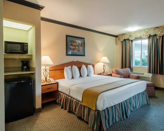 غرفة بسرير كينج للمدخنين لذوي الإعاقة، Quality Inn Suites Lufkin 1/7