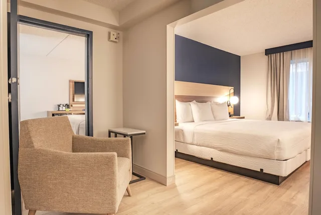 غرفة بسرير كينج، La Quinta Inn & Suites by Wyndham Danbury 9/10