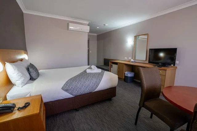 غرفة تنفيذية بسرير كوين، Hospitality Kalgoorlie, SureStay Collection by Best Western 2/3