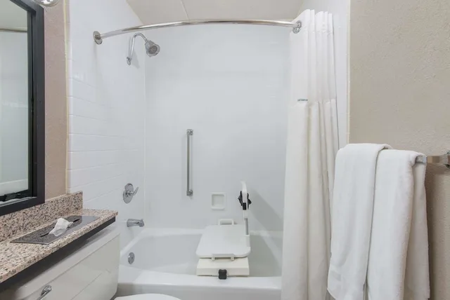 غرفة بسرير مزدوج، Ramada By Wyndham Cumberland Downtown 6/6