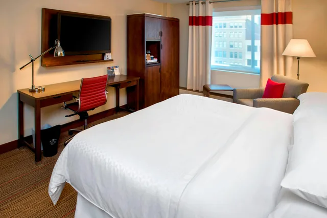 غرفة بسرير كينج، Four Points by Sheraton Charleston 1/2