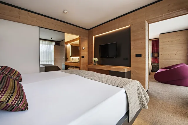 جناح بريميوم بسرير كوين بإطلالة على البحيرة بشرفة مع أريكة، Rikli Balance Hotel 2/3