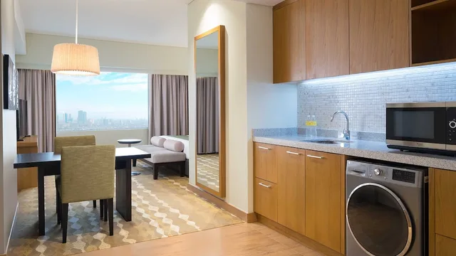 جناح بسرير مزدوج بإطلالة على المدينة بغرفة نوم واحدة، Holiday Inn Hotel Suites Jakarta Gajah Mada 7/7