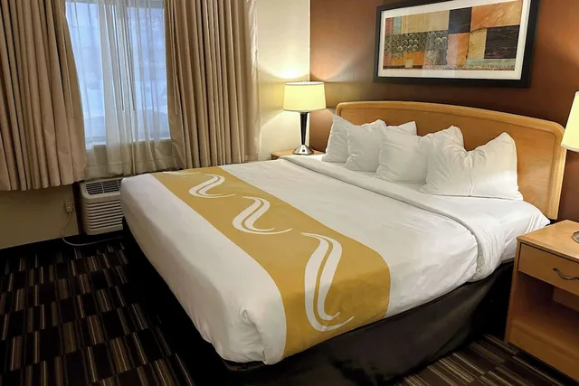جناح بسرير كينج مع أريكة، Quality Suites Near West Acres 3/6