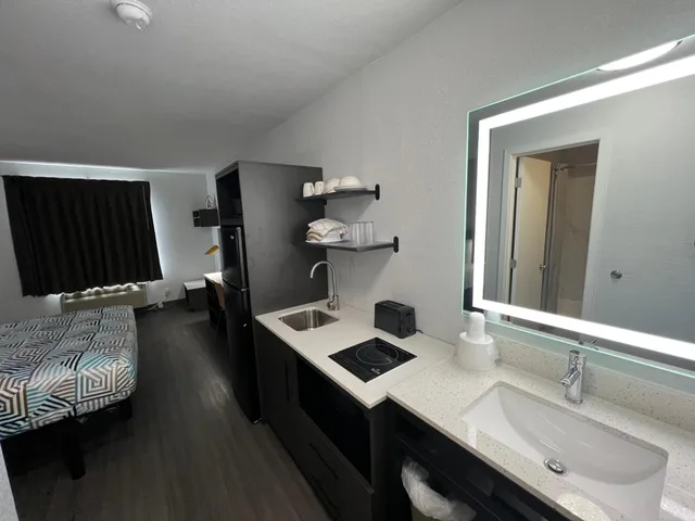 غرفة بسرير كوين لغير المدخنين بمطبخ، Studio6 Altoona, IA - Des Moines East 8/10