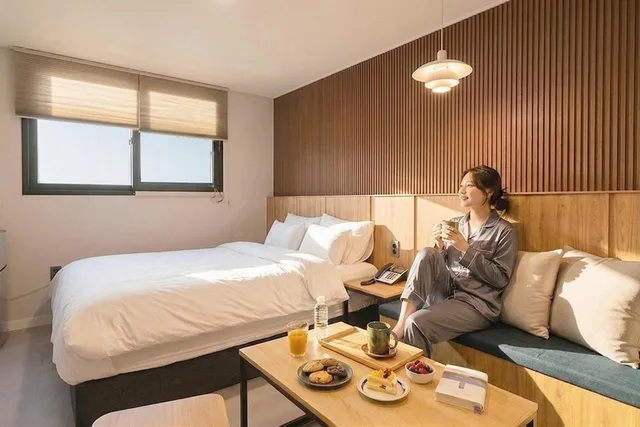 جناح جونيور، Malu Hotel 8/10