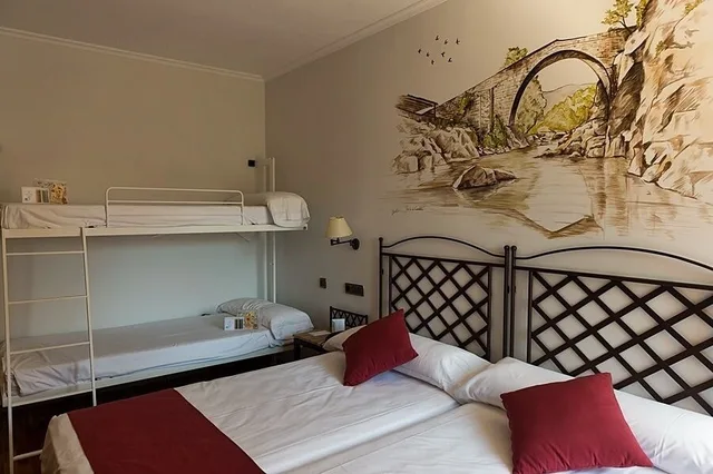 غرفة عائلية بسريرين منفصلين وسرير بطابقين، Hotel Palacio de Valderrabanos 3/8