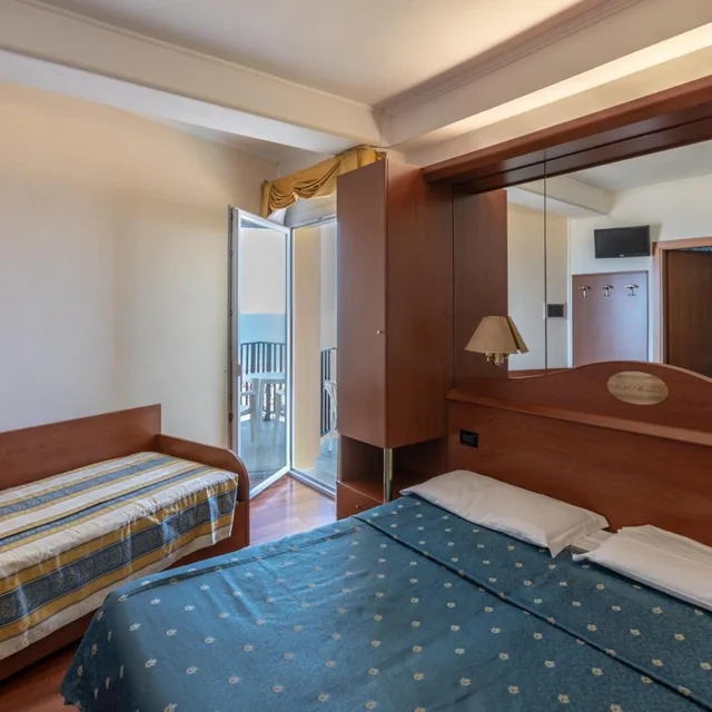 غرفة ثلاثية بإطلالة جزئية على البحر، HOTEL MONDIAL 2/3