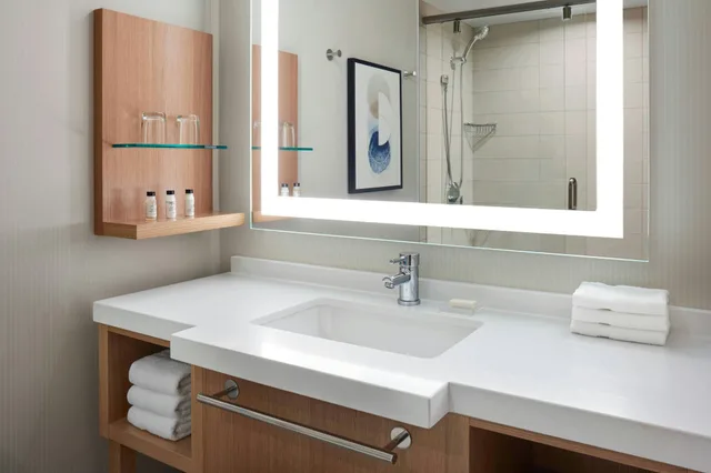 Room, Delta Hotels By Marriott Saskatoon Downtown 2/2