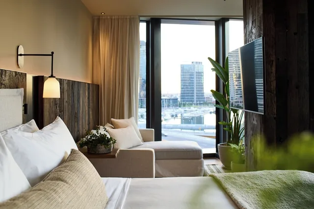 City, Suite, King Bed, 1 Hotel Melbourne 1/4