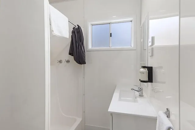 2 Bedrooms, Cabin, Double and Bunk Bed, Creek Front، Eden Beachfront Holiday Park 6/6