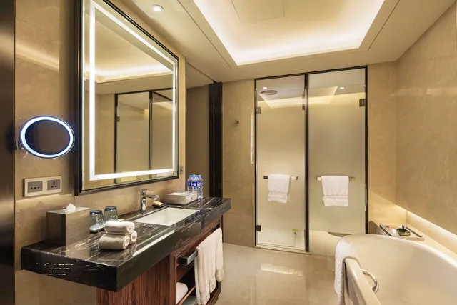 غرفة بريميير بسرير كينج بإطلالة على البحيرة، Doubletree By Hilton Anshun 2/2