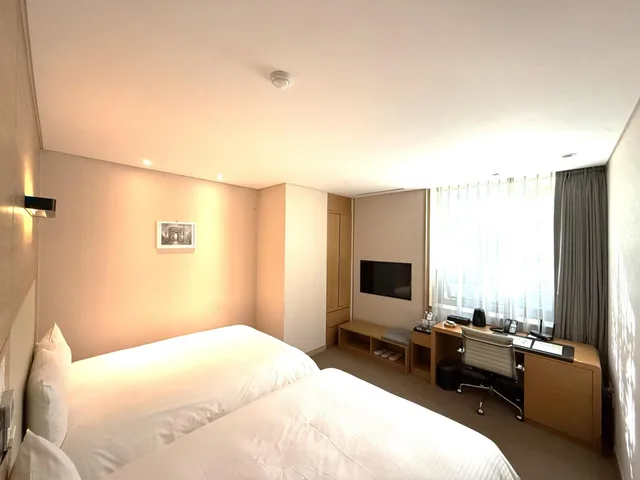 جناح بسريرين مزدوجين بشرفة بمنطقة جلوس، ACUBE HOTEL 2/10