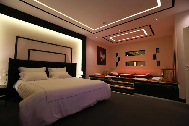 Space, Suite, Double Bed, Living Area, Hot Tub، Delta Hotel 1/1