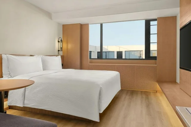 Guest Room, Superior, King Bed, Atrium View، Fairfield by Marriott Beijing Capital Airport 1/1