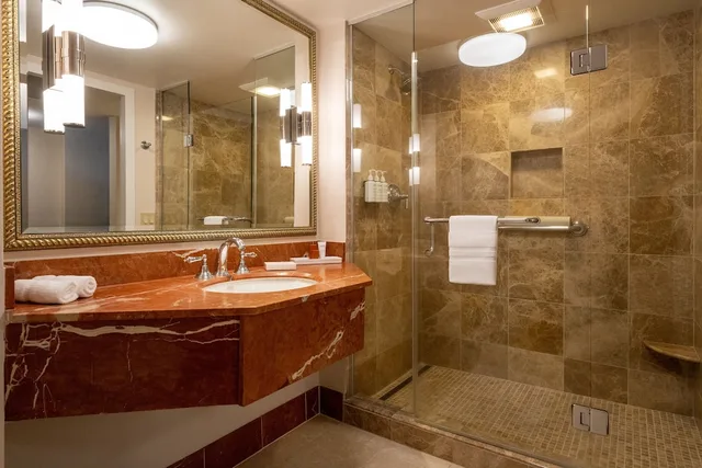 غرفة بسرير كوين بإطلالة جزئية على البحر، Monterey Plaza Hotel & Spa 6/6
