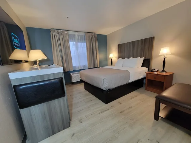 غرفة بسرير كينج وسرير كوين، Quality Inn Port Orchard, WA 1/9