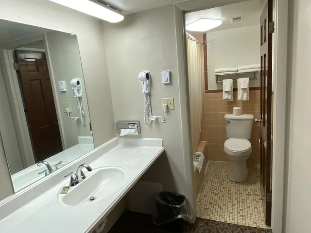 غرفة قياسية مفردة بسرير كوين، Dunes Inn 3/4