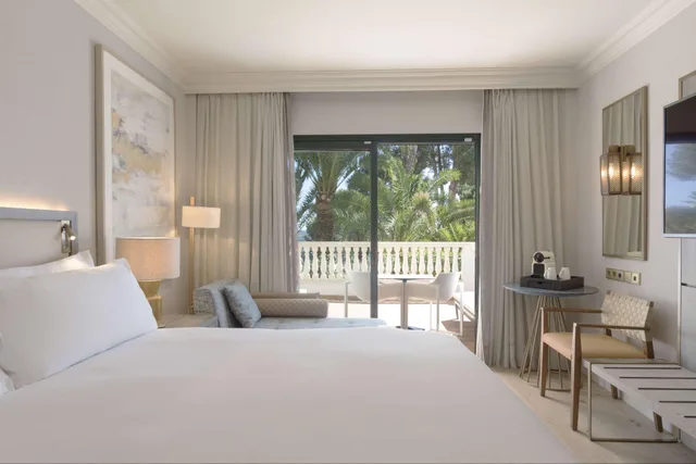 غرفة سوبيريور بسرير كينج بإطلالة جزئية على البحر، Hilton Mallorca Galatzo 1/5