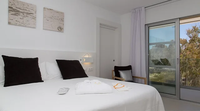 غرفة قياسية بسريرين منفصلين بشرفة، HOTEL CALA SAONA & SPA 3/8