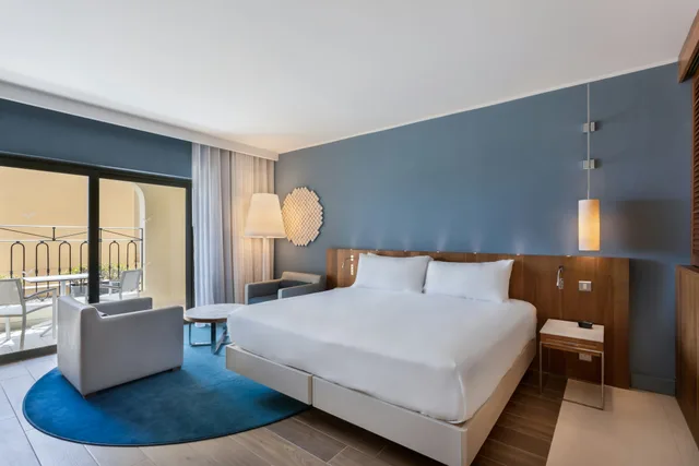 غرفة ديلوكس بسرير كينج بإطلالة على الحديقة، HILTON MALTA 1/4
