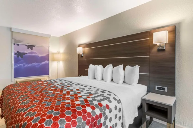 جناح بسرير كينج مع أريكة يُسمح فيها بالحيوانات الأليفة لذوي الإعاقة، Econo Lodge Inn & Suites Near Lackland AFB San Antonio, TX 2/6