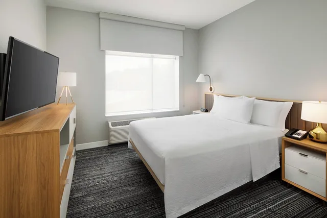 جناح بسرير كوين بغرفة نوم واحدة مع أريكة، TownePlace Suites by Marriott Plant City 1/3