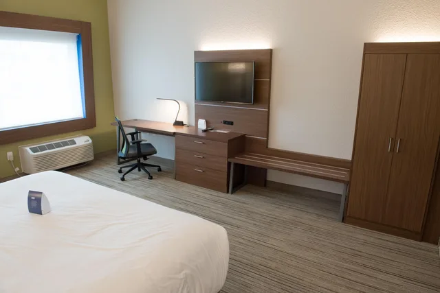 غرفة بسرير كينج، Holiday Inn Express Hotel Suites East Lansing 6/9