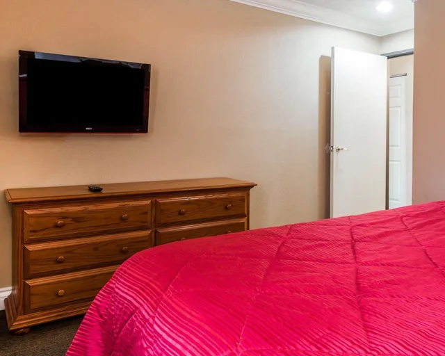 Room, King Bed, Accessible, Quality Inn & Suites Atlanta Airport South 3/4
