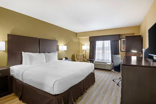 غرفة بسرير كينج بحوض استحمام لذوي الإعاقة، Best Western Plus Thornburg Inn & Suites 2/7