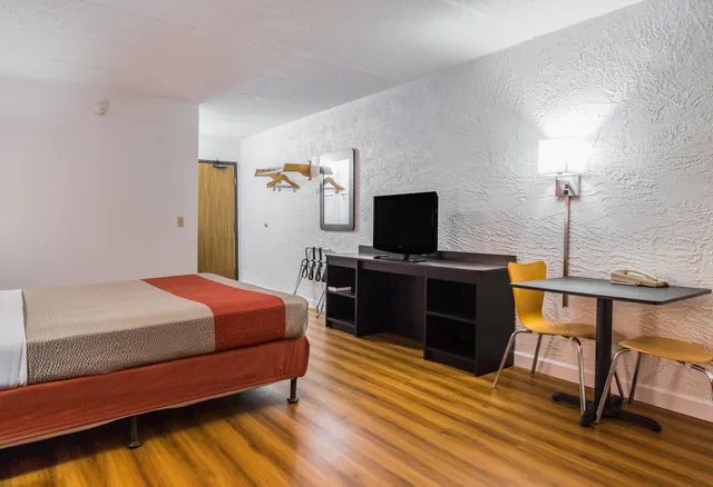 غرفة بسرير كوين بجاكوزي، Motel6 Prospect Heights, IL 6/7