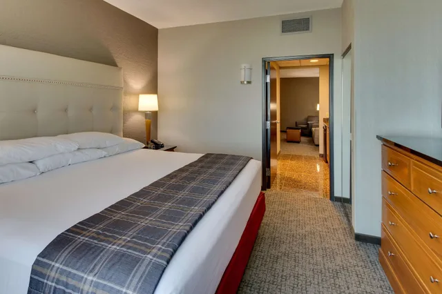 جناح بسرير كينج بغرفتين مع أريكة في طابق مرتفع، Drury Inn and Suites Phoenix Happy Valley 3/10