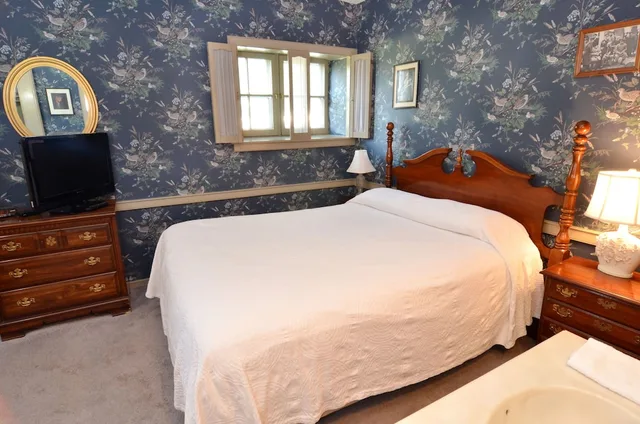 Churchill, Deluxe, Queen Bed, Private Bathroom، Duling Kurtz House and Country In 3/3