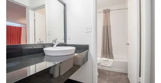 غرفة بسرير كوين للمدخنين، Motel6 Norcross, GA - Atlanta Northeast 4/5