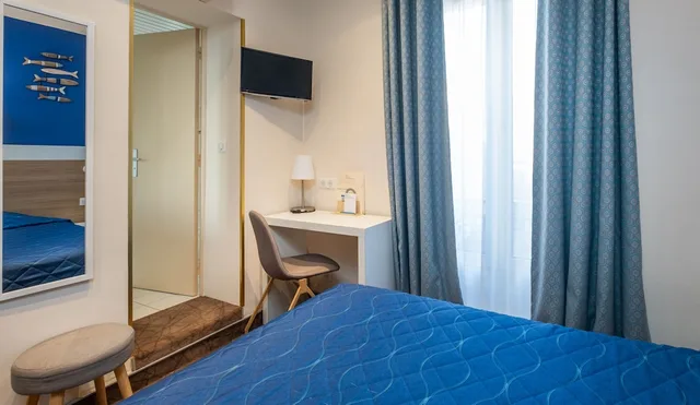غرفة كومفورت مفردة بسرير مزدوج بحوض استحمام، HOTEL TERMINUS MONTPARNASSE 3/8