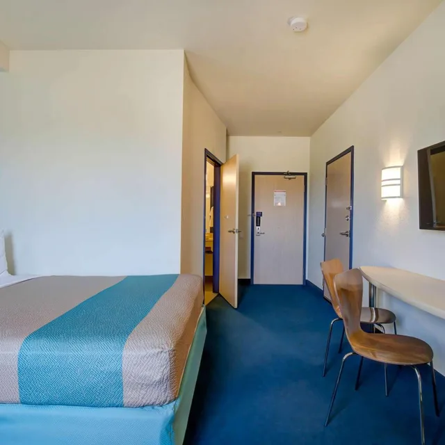 غرفة بسرير كوين، Motel6 Grande Prairie, AB 4/7