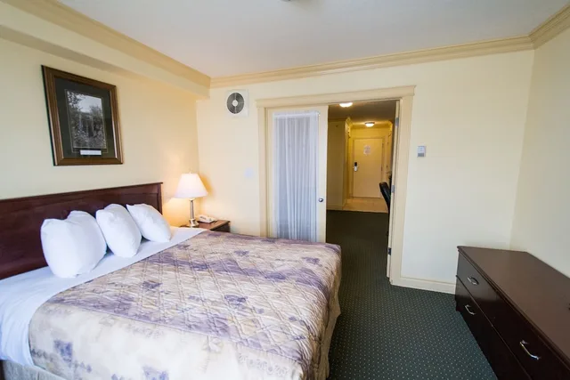 1 Bedroom, Junior Suite, Queen Bed, Sofa, Nova Inn Peace River 1/2