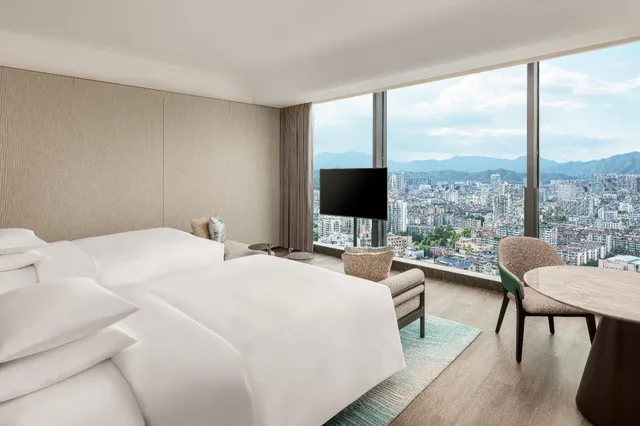 غرفة تنفيذية تنفيذية بسريرين مزدوجين بإطلالة على الجبل مع دخول الصالة، Lishui Marriott Hotel 1/2