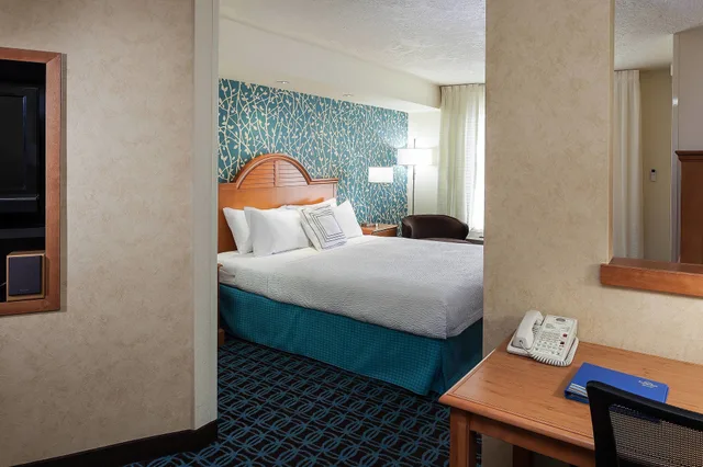 جناح تنفيذي بسرير كينج مع أريكة، Fairfield Inn & Suites Anchorage Midtown 2/4